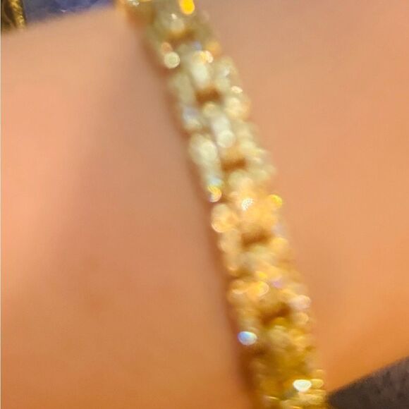 Radiant Gold Bracelet with Intricate Detailing - Picture 3 of 5